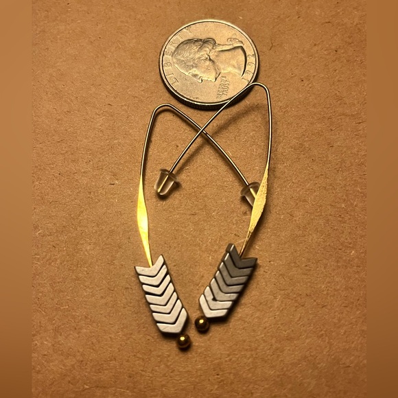 🆕 NWOT Boho Gold Tone Dangle Arrow Earrings Brand New Never Worn - Picture 2 of 3